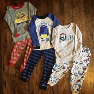 💰⬇️😎 Lot of three toddler pajamas
